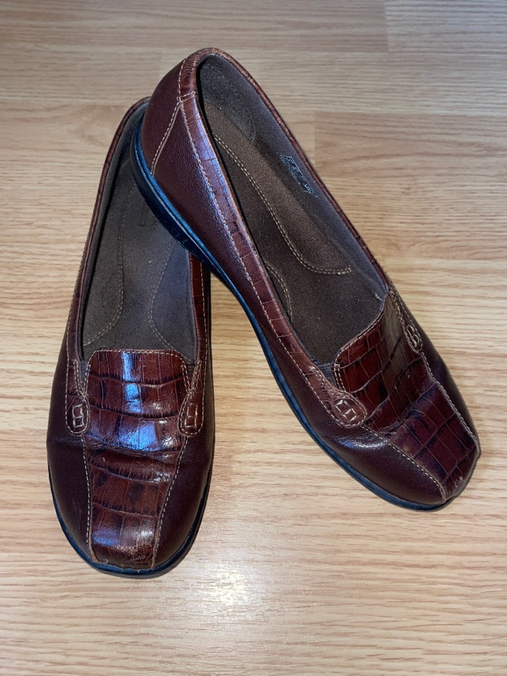 Clarks Womens Brown Crocodile Embossed Leather Loafers Size 8.5